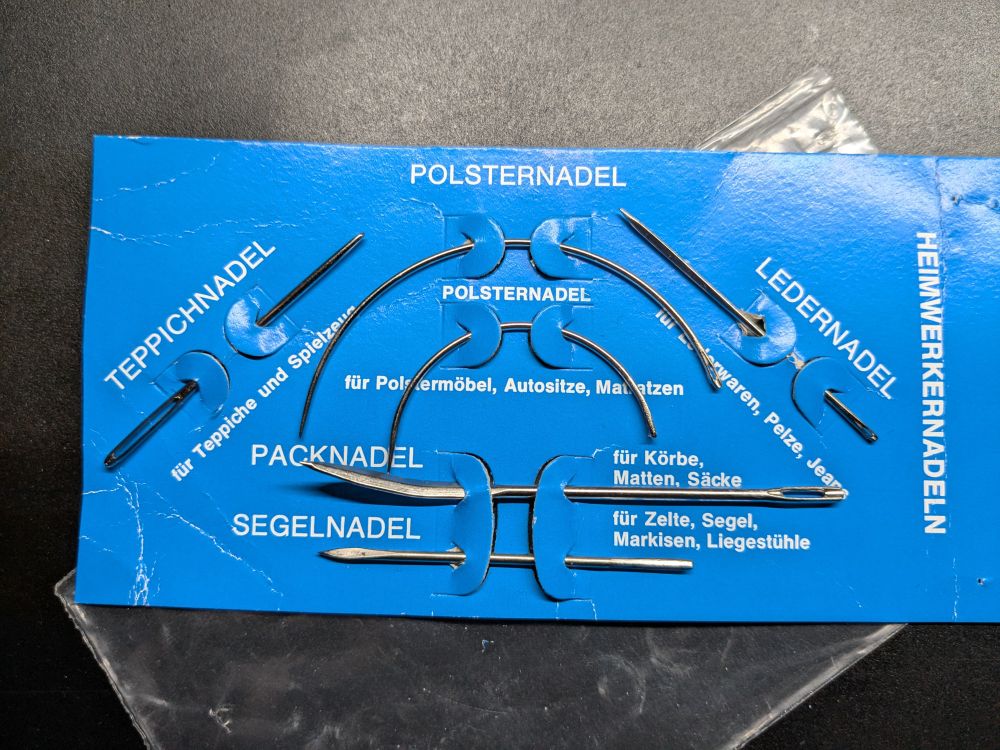 Verschiedene Handwerkernadeln: Teppich-, Polster-, Polstermöbel-, Leder-, Pack- und Segelnadel.