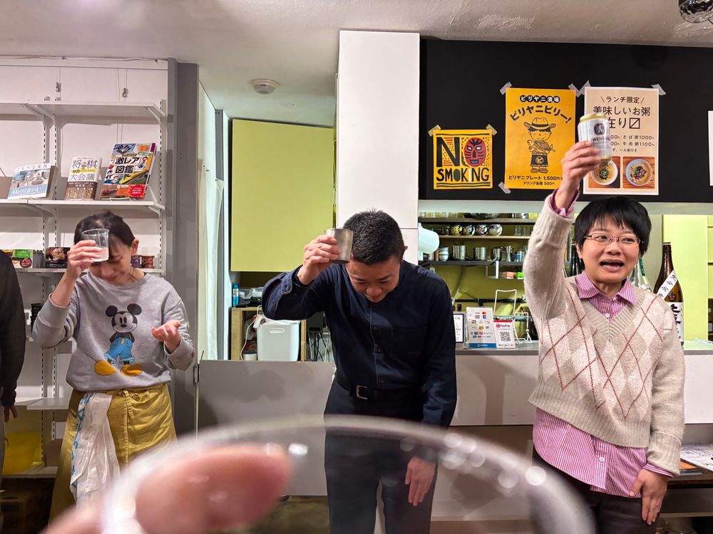 乾杯&献杯する、左からさばのゆ店主なおさん、吉坊さん、小春志さん