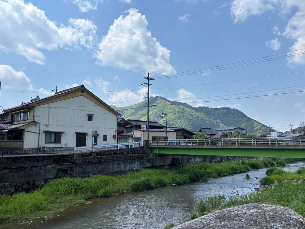 お店の前にはおだやかな川が流れています。少し上流にはオオサンショウウオもいるとか。
