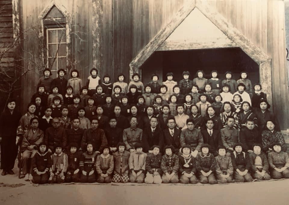 昭和20(1945)年のセピア色になった卒業集合写真
先生含めて80人程います