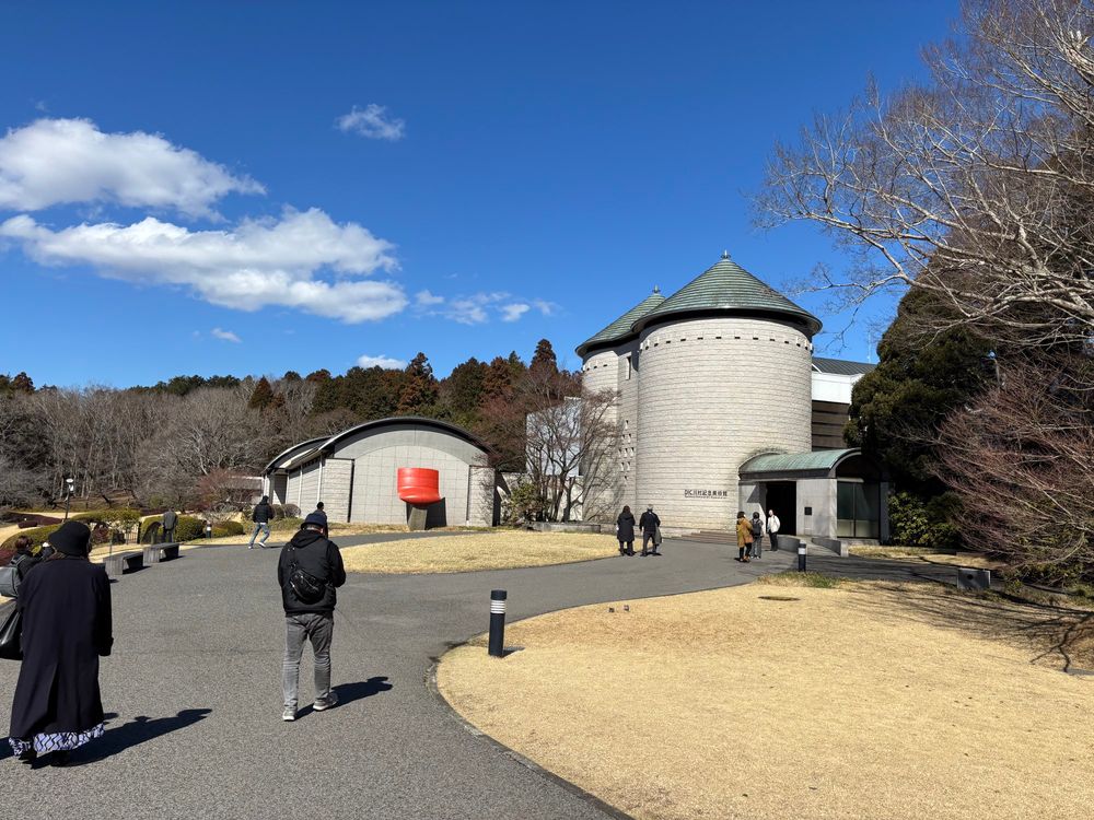 素晴らしい佇まいのDIC川村美術館外観
平日午前中ながら大勢の方が来られていました