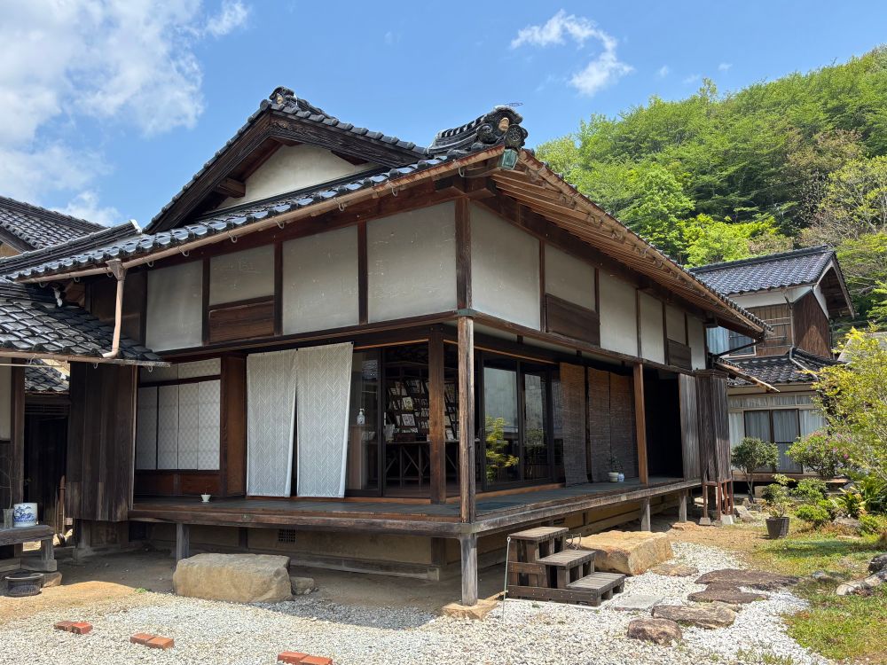 民家に土足で上がれるようになっています。