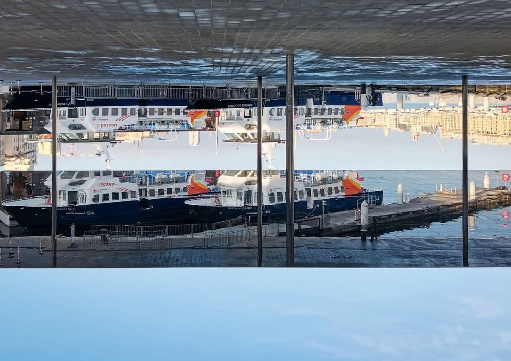 Photo prise à l'envers de l'ombrière sur le Vieux-Port qui donne l'impression d'une segmentation nette de l'image en 4 parties horizontales.