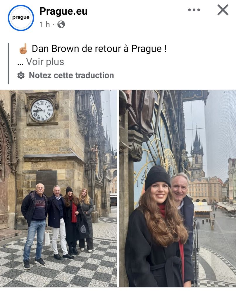 Publication Facebook de la ville de Prague montrant Dan Brown à l'horloge astronomique de Prague. 