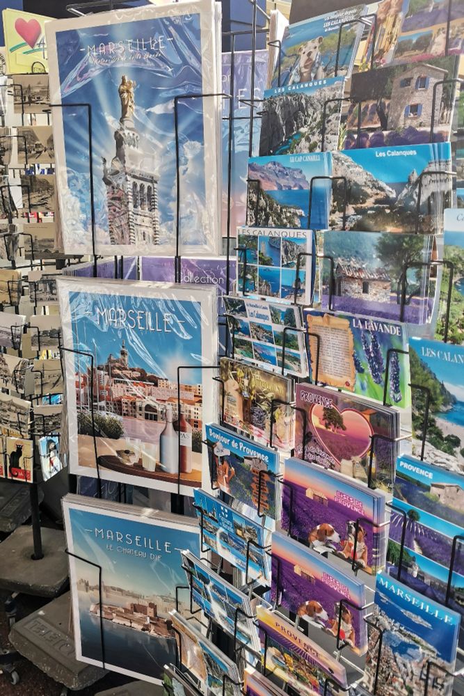 Les affiches souvenirs vendues sur le Vieux-Port emballées dans du cellophane.