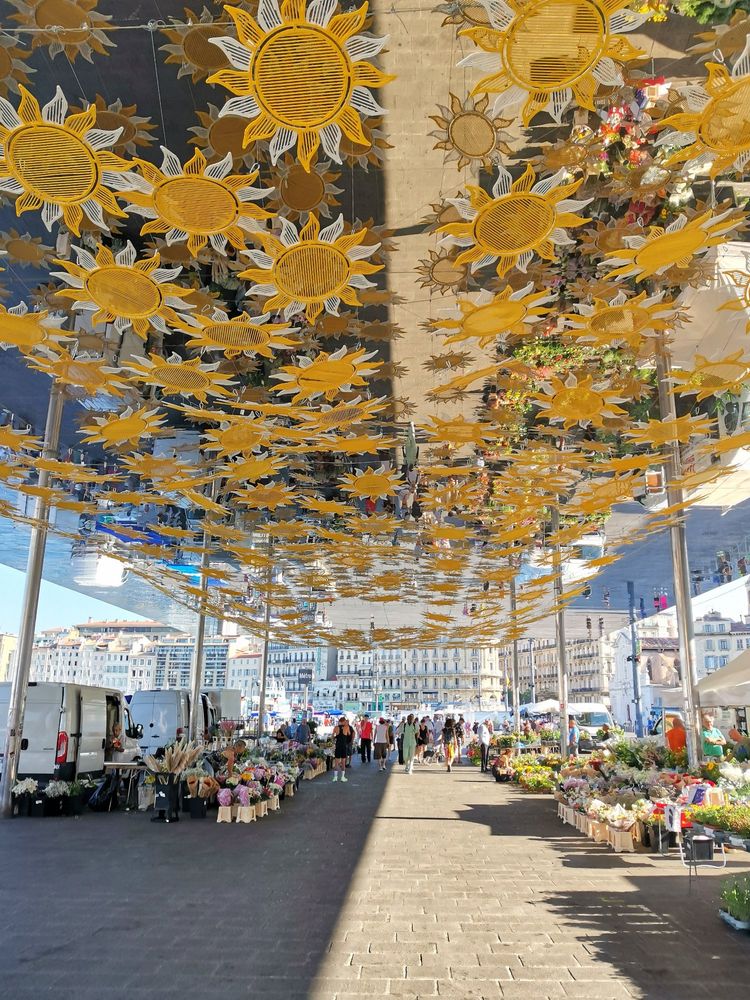 Décorations "soleil" sous l'ombrière. 