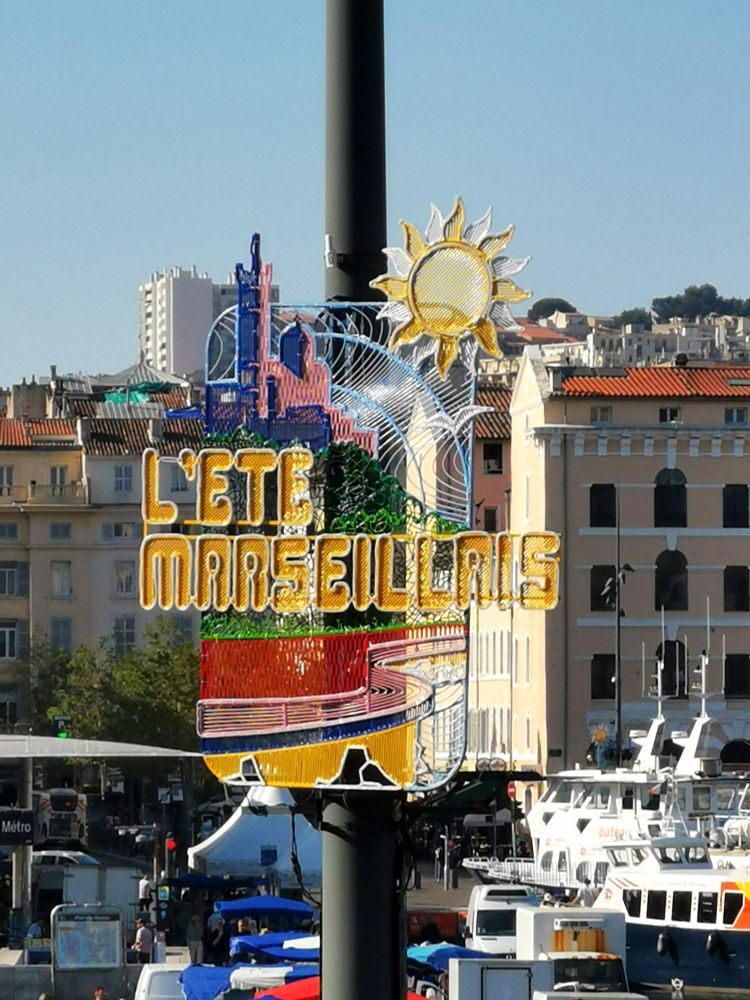Decorations l'été marseillais sur le Vieux-Port. 
