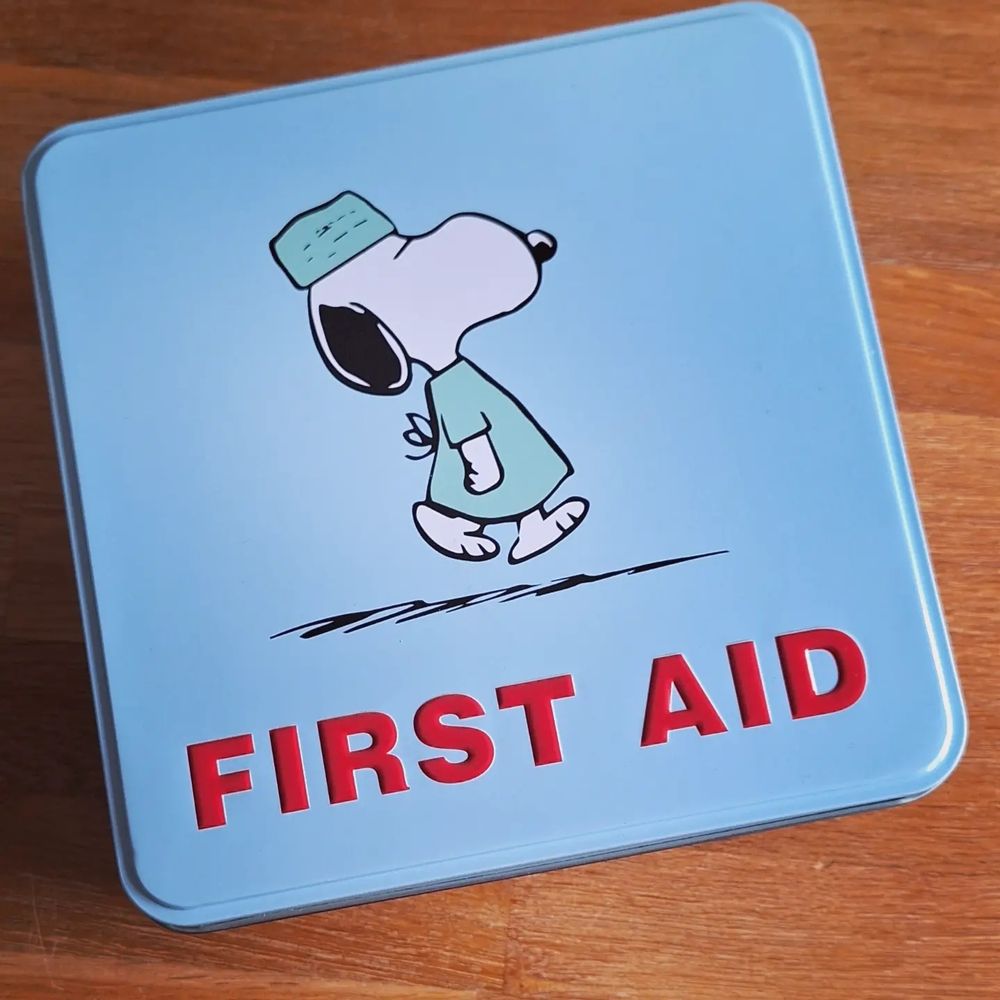 Snoopy Blechdose mit Beschriftung "First Aid".