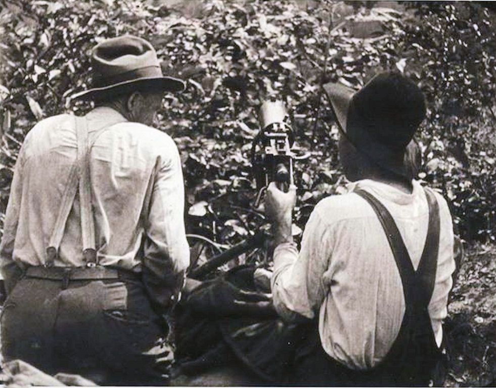 Two union coal miners, in white shirts, with suspenders, and broad-brimmed hats, sitting in a sniper's nest with a machine gun, during the Battle of Blair Mountain. By Kinograms - https://libcom.org/gallery/battle-blair-mountain-1921-photo-galleryhttps://www.youtube.com/watch?v=YBAKGvOV6_k, Public Domain, https://commons.wikimedia.org/w/index.php?curid=75210487