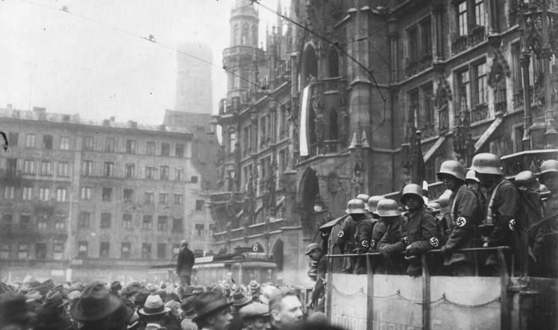 Nazis at the Marienplatz in Munich during the Putsch. By Bundesarchiv, Bild 119-1486 / CC-BY-SA 3.0, CC BY-SA 3.0 de, https://commons.wikimedia.org/w/index.php?curid=5415949