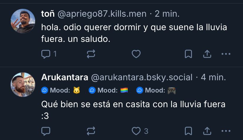 Captura de dos posts consecutivos de Bluesky. El primero dice: “Hola. Odio querer dormir y que suene la lluvia fuera. Un saludo”. 
El segundo dice: “Qué bien se está en casita con la lluvia fuera”. 