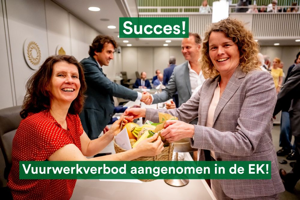 Esther Ouwehand ontvangt een fruitmand van Ingrid Visseren naar aanleiding van het aangenomen initiatiefwetsvoorstel Wet Veilige Jaarwisseling. 