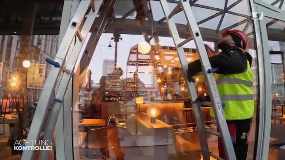 Sender: Kabel Eins
Bildanalyse durch KI: Ein Mann versucht auf einer Leiter, gläserne Ninja-Fensterscheiben zu bezwingen, während die Lichter im Hintergrund für dramatische Stimmung sorgen, als wäre er der Star seines eigenen Bau-Actionfilms.