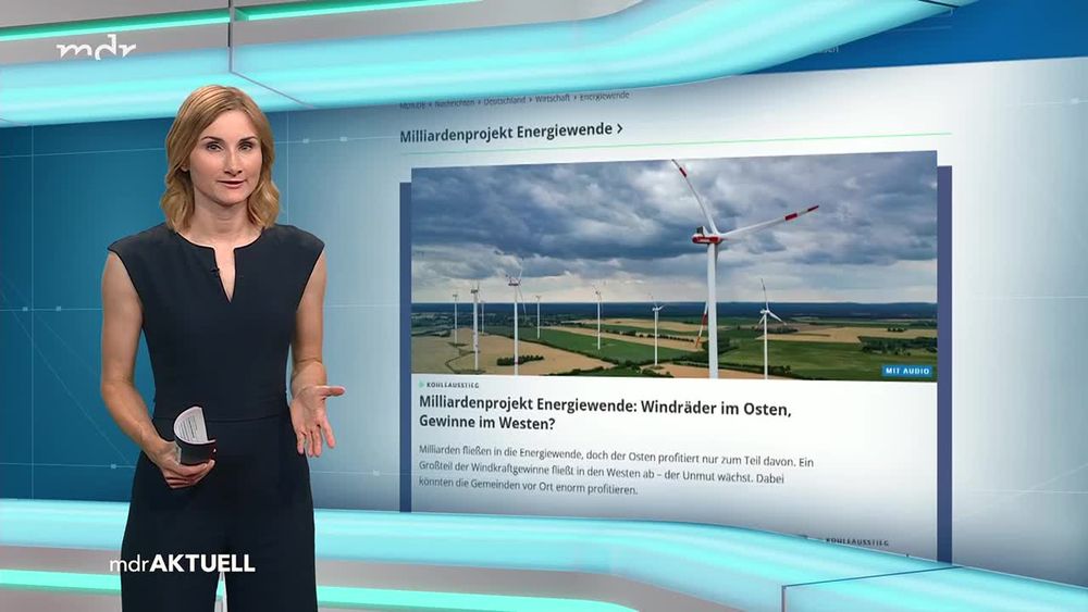Sender: MDR Sachsen
Bildanalyse durch KI: Eine Moderatorin scheint zu überlegen, ob Windräder im Osten die Frisur im Westen beeinflussen könnten, während im Hintergrund ein Bildschirm die neuesten Wind-Abenteuer zeigt.