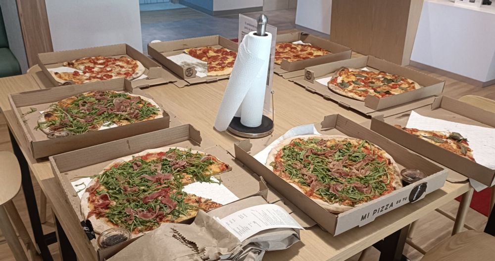 Pizzas: margarita con tomate cherry, arúgula con jamón serrano, pepperoni 