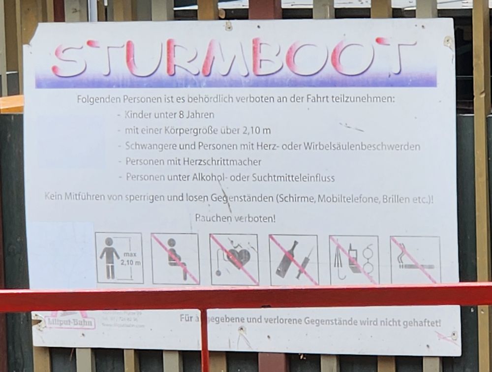 Bild eines Schildes vor dem Fahrgeschäft "Sturmboot" im Wiener Prater. Es wird darauf hingewiesen, dass einige Personen nicht fahren dürfen. 