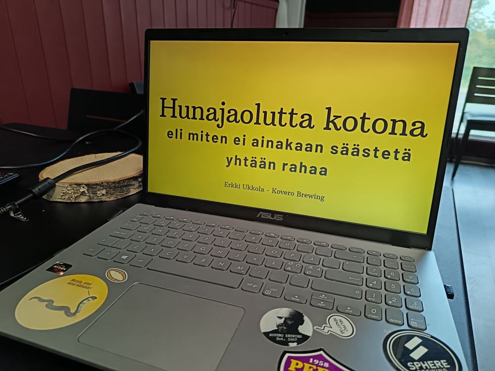 Läppärillä auki diaesitys otsikolla "Hunajaolutta kotona eli miten ei ainakaan säästetä yhtään rahaa". 