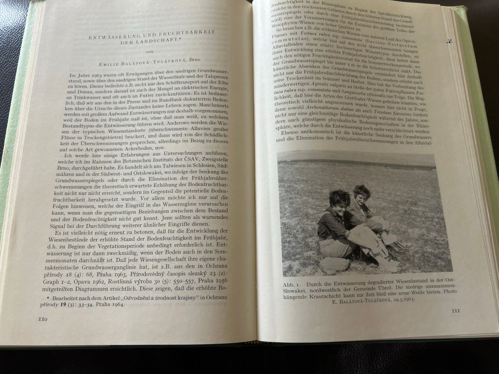 Bezig met lezen van het door Tüxen uitgegeven verslag van het plantensociologisch congres Rinteln 1965. Het bevat zeer interessante artikelen zoals hier  over de gevolgen van roekeloos afdammen van rivieren.