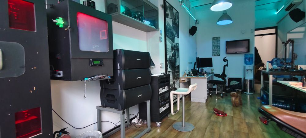 Homeoffice mit vielen 3D Druckern, buntem Licht und Musik