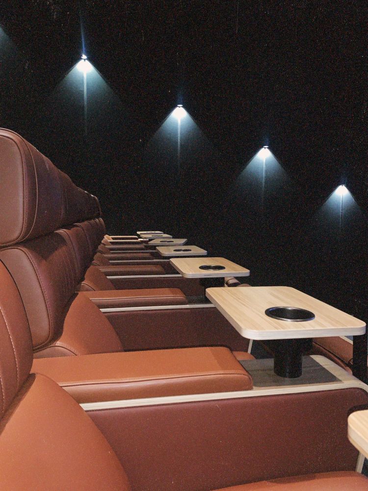 Des fauteuils archi confortables dans une salle du ciné pathe palace 