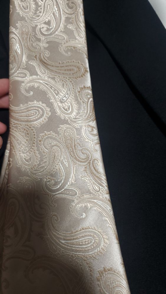 Detail on the tie. The paisley design is simple, soft, and unobtrusive. 