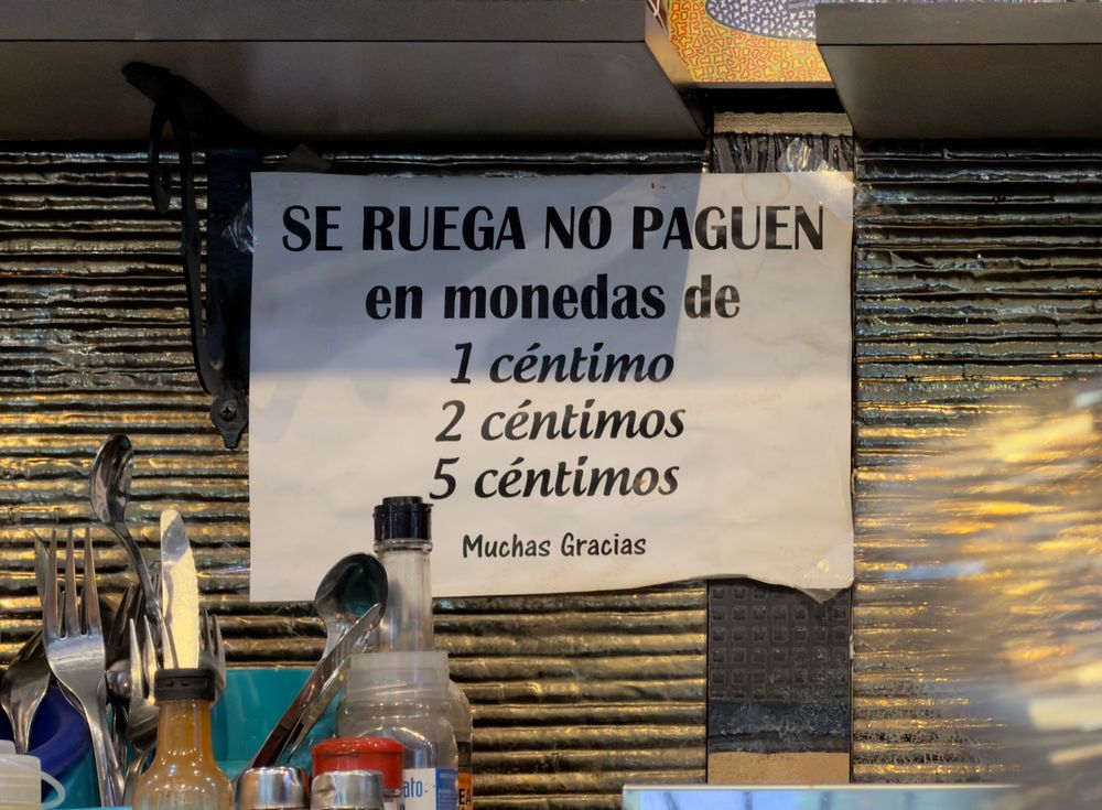 Cartel: “Se ruega no paguen en monedas de 1/2/5 céntimos”