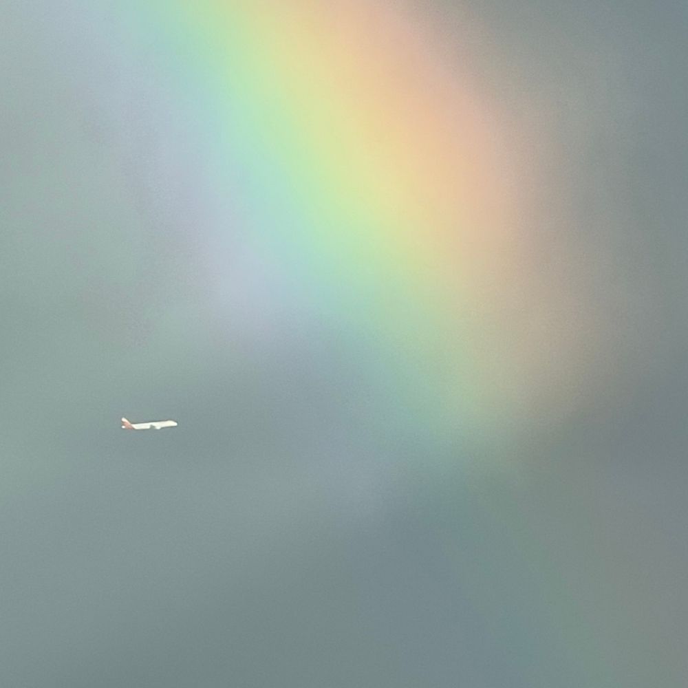 Avión entrando en el arcoíris 