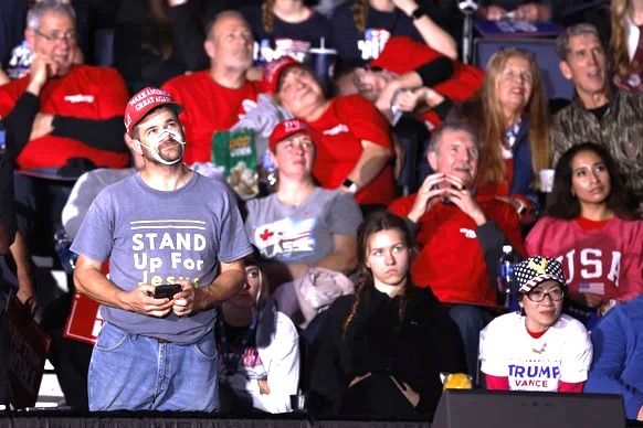 Trump-Anhänger blicken aus ihr Idol (Quelle: Watson)