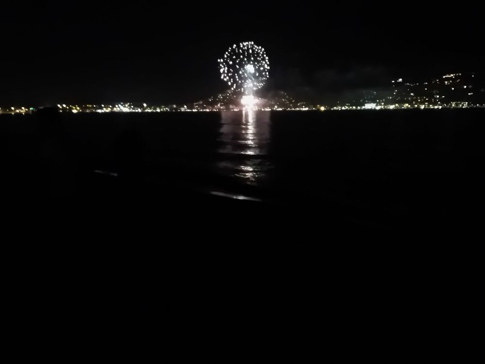 Feuerwerk in Roses an Sant Joan, gesehen vom Strand Rubina, Empuriabrava