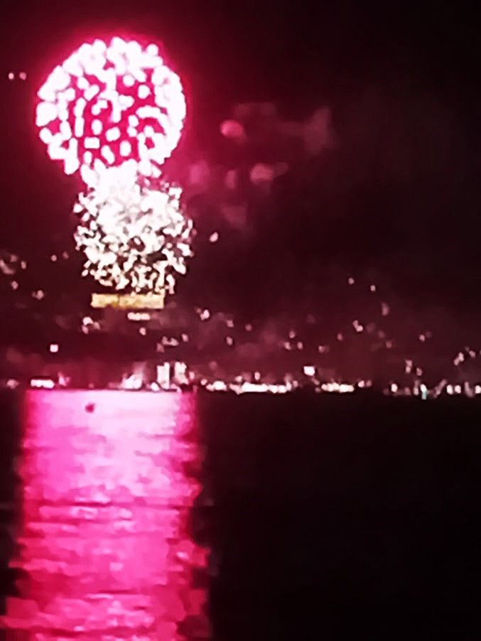 Feuerwerk an Sant Joan in Roses 2025, Costa Brava, gesehen vom Strand Rubina in Empuriabrava