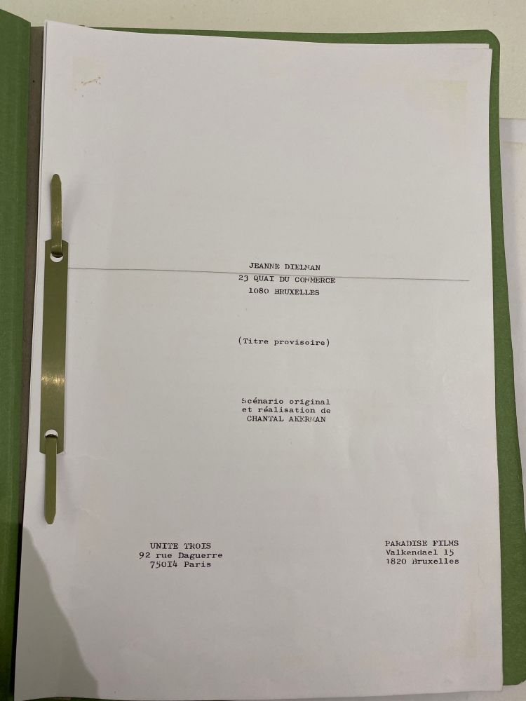 Photographies des premières pages du scénario de “Jeanne Dielman, 23 Quai du Commerce 1080 Bruxelles“ de Chantal Ackerman. Le préambule raconte la vie du personnage avant que l'histoire ne démarre.