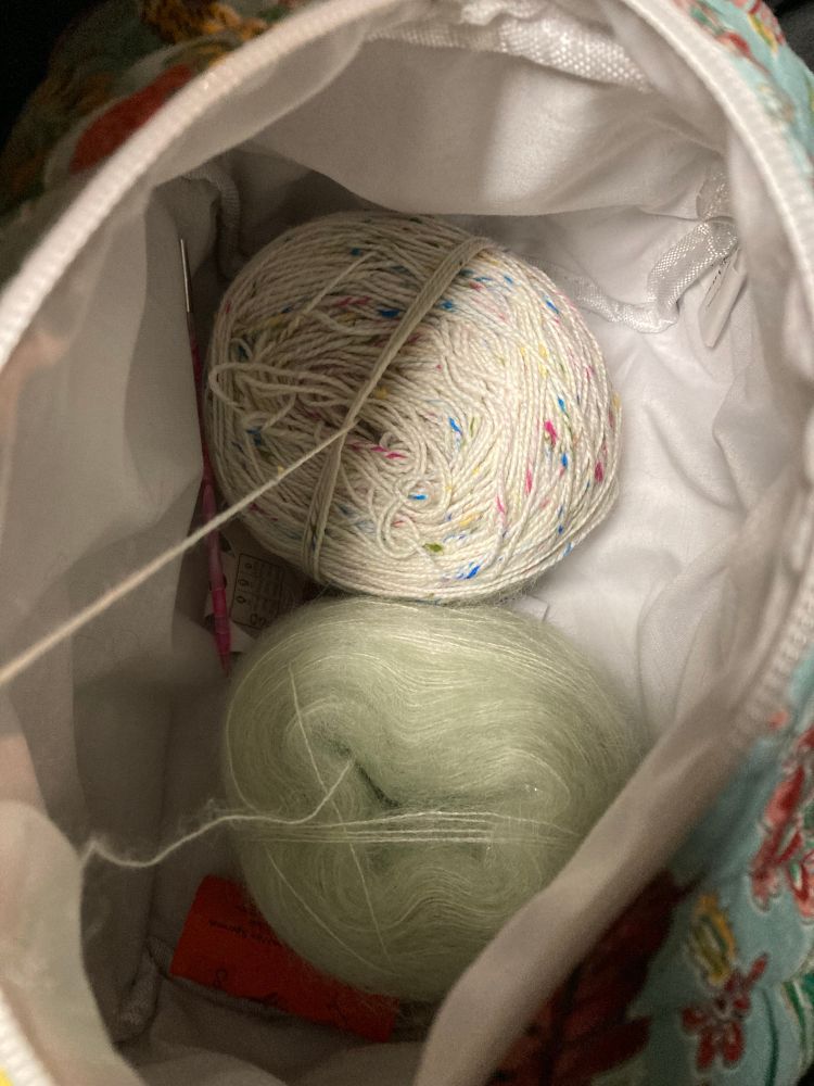 Deux cakes dans une pochette en tissu.
L'une naturelle avec des nopes multicolores et l'autre : mohair vert pâle 