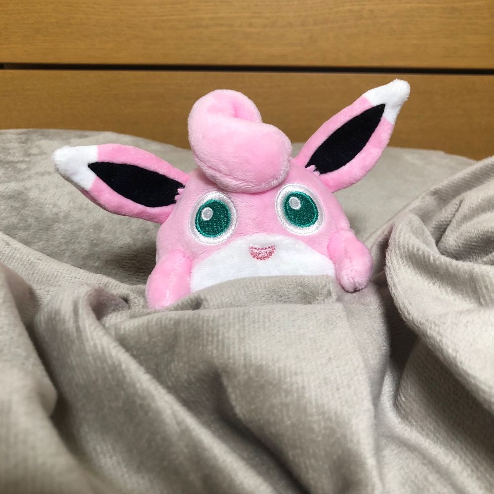 布団に入るプクリンのぬいぐるみ