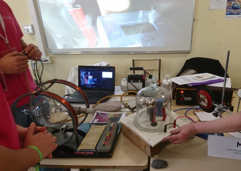 Les expériences présentées par les élèves du lycée Colbert de Tourcoing pour les Olympiades de Physique 2025. On y voit une Planeterrella permettant de reproduire le phénomène des aurores boréales.