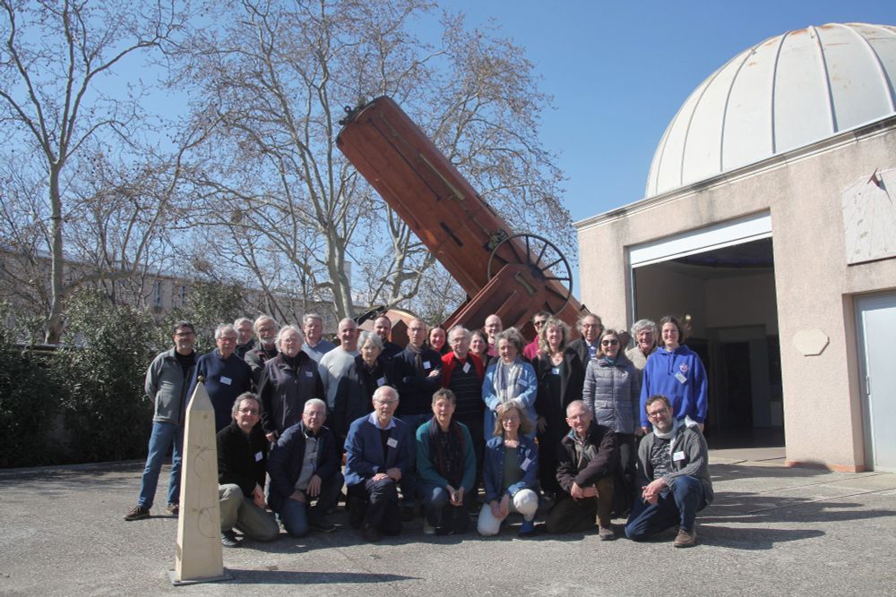 Les membres du Clea devant le télescope de Foucault de l'Observatoire de Marseille.