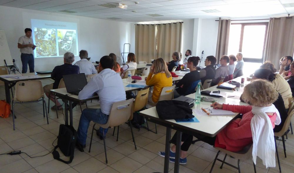 Un public studieux et attentif à l'une des conférences de l'école d'été d'astronomie du Clea. Elles ont lieu tous les matins de la semaine de l'école d'été.