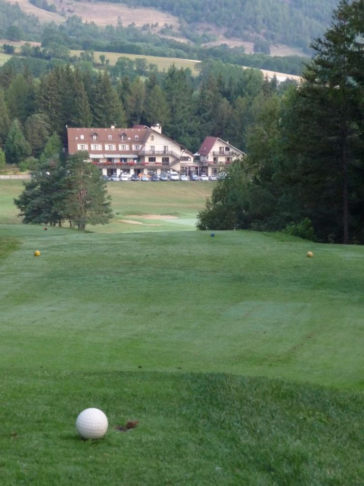 Le site d'oxygénation du col Bayard près de Gap dispose d'un golf.