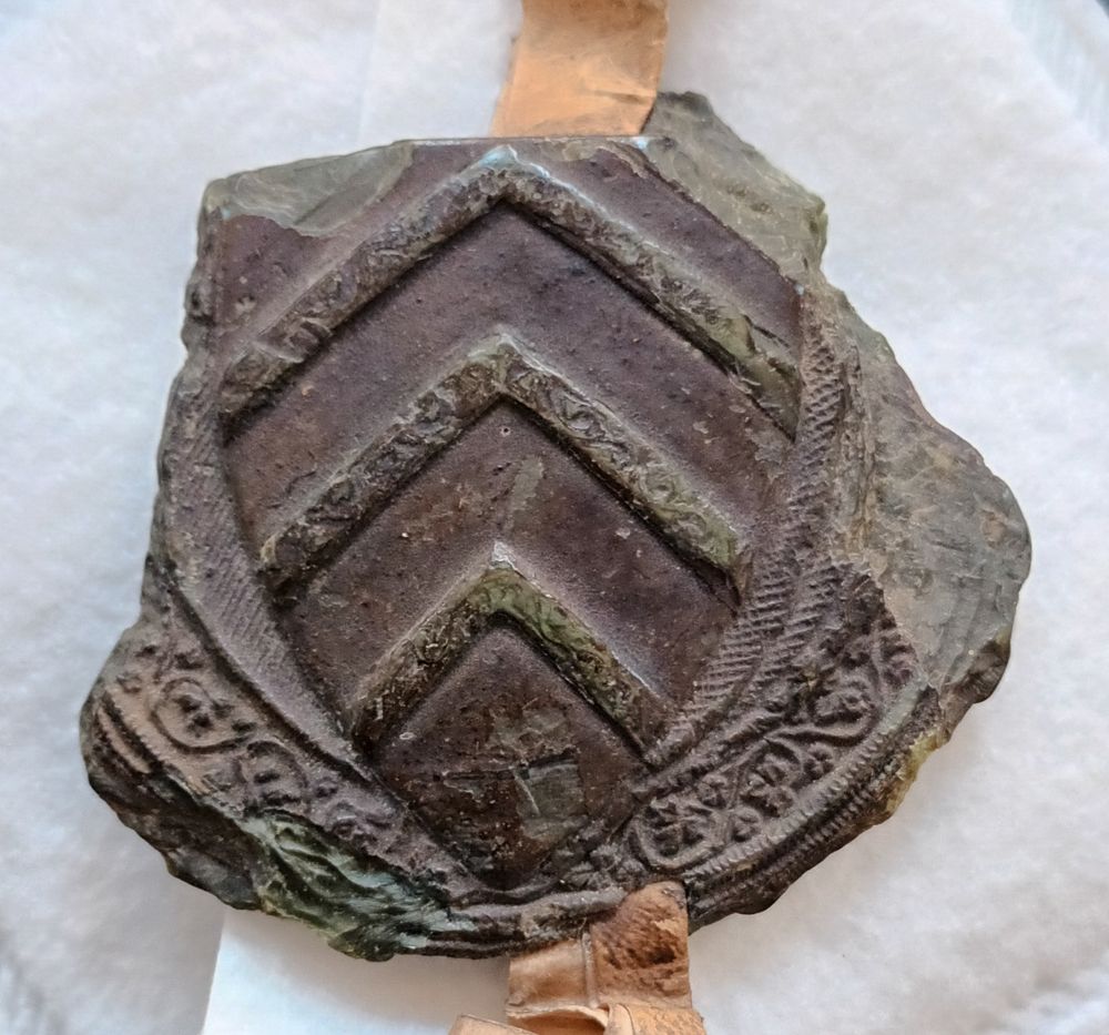 Very impressive double sided seal of Gilbert de Clare, earl of Hertford and Gloucester, and lord of the liberty of Kilkenny, attached to a late 13th century deed at the @nlireland.bsky.social  Worth noting how detailed the seal is, showing the Earl's chainmail, shield, and barding on his horse.