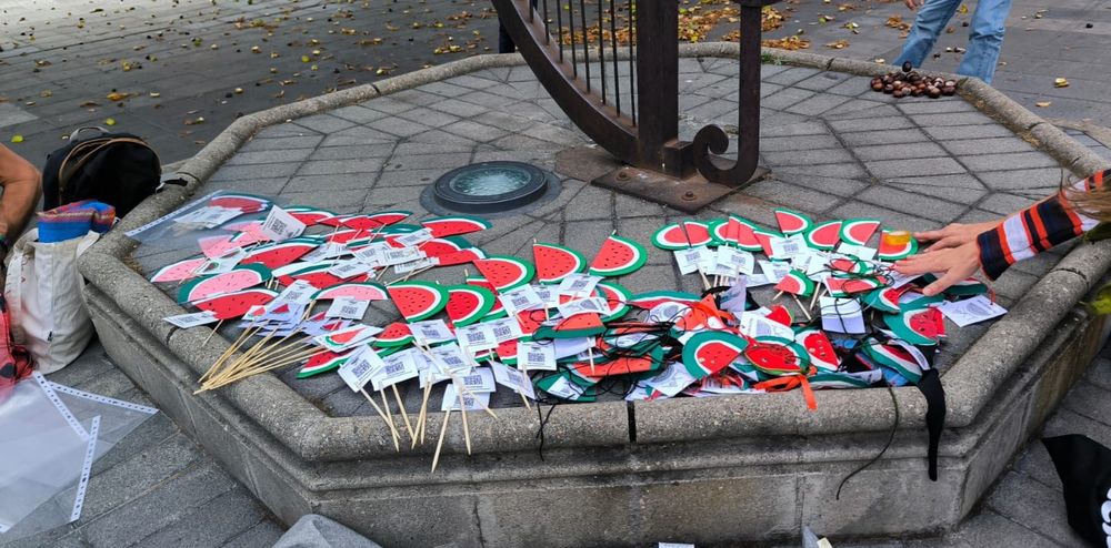 Un montón de sandías, unas de cartulina, otras de tela, expuestas en el suelo para que se vea que hemos hecho muchas (luego llegaron más)