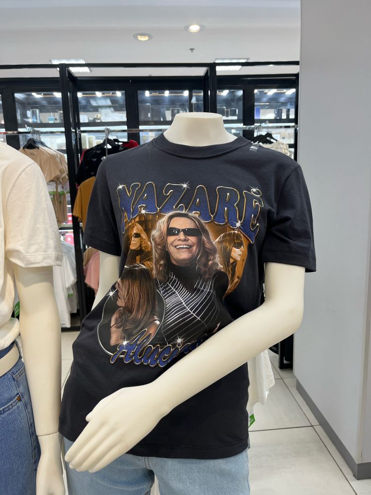 Camisa preta com fã-art da vilã Nazaré Tedesco
