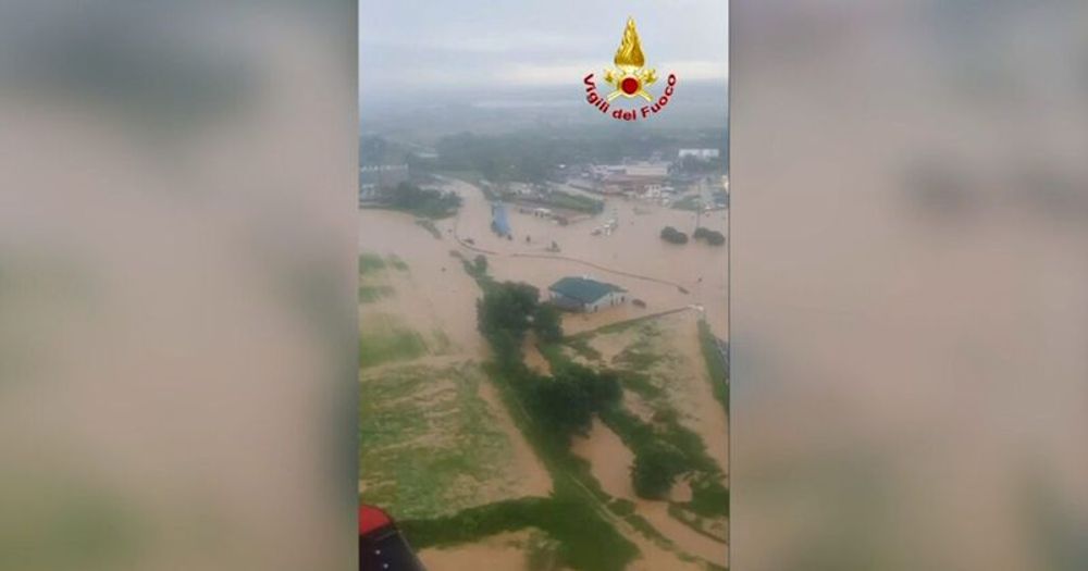 Alluvione nel Milanese, l'elicottero dei vigili del fuoco sopra l'area industriale allagata di Bellinzago - Il Fatto Quotidiano