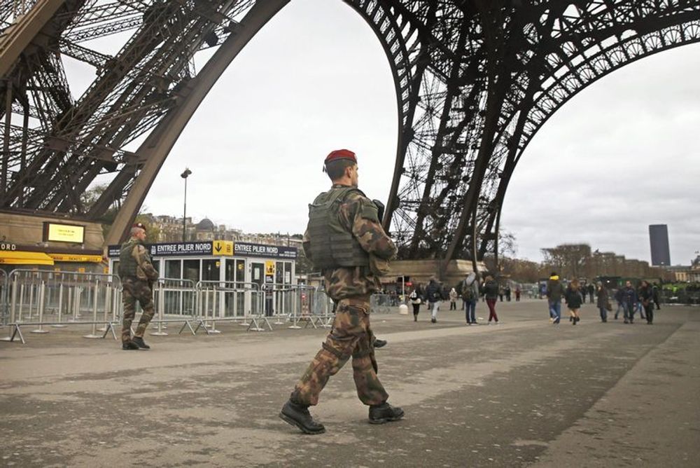 In Europa sale l'allerta terrorismo. La Reggia di Versailles evacuata per allarme bomba. Londra potenzia i controlli per la partita con l'Italia