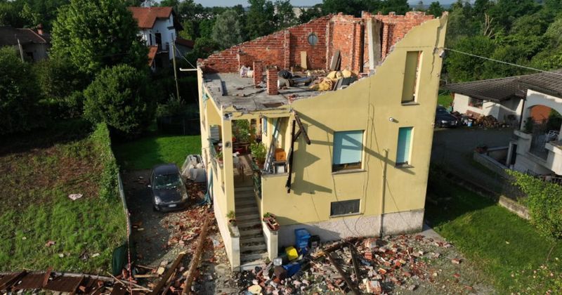 Tromba d'aria nel Canavese, una casa sventrata a Busano: le immagini riprese dal drone - Il Fatto Quotidiano