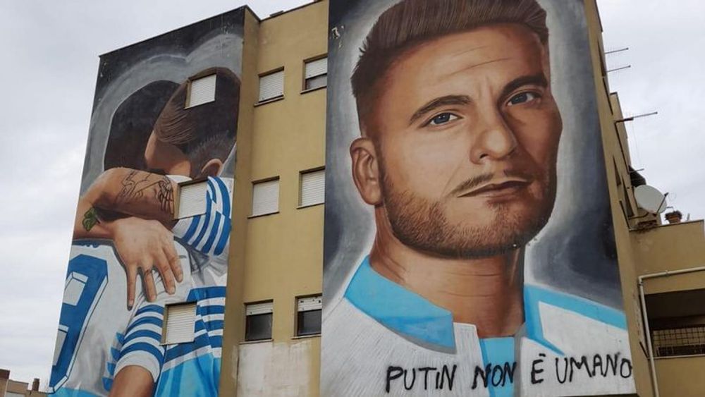 “Putin non è umano”. Lo street artist Jorit ancora nel mirino, imbrattato il murales dedicato a Ciro Immobile