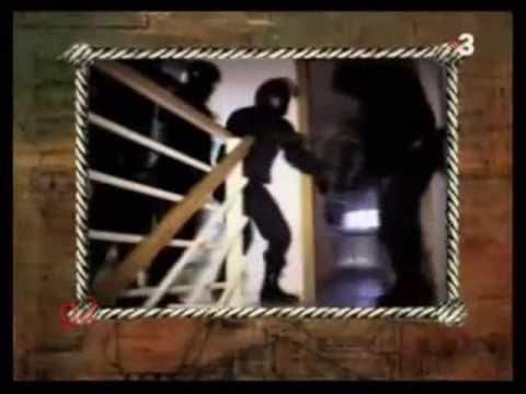 Imagen enmarcada en mala calidad que corresponde a un video-meme de APM donde se ve una brigada de la BRIMO abriendo una puerta a la fuerza y gritando "Policia" al entrar