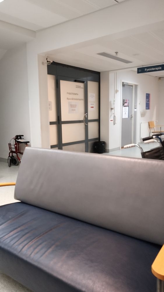 Tornion terveyskeskuksen fysioterapian odotusaula. 