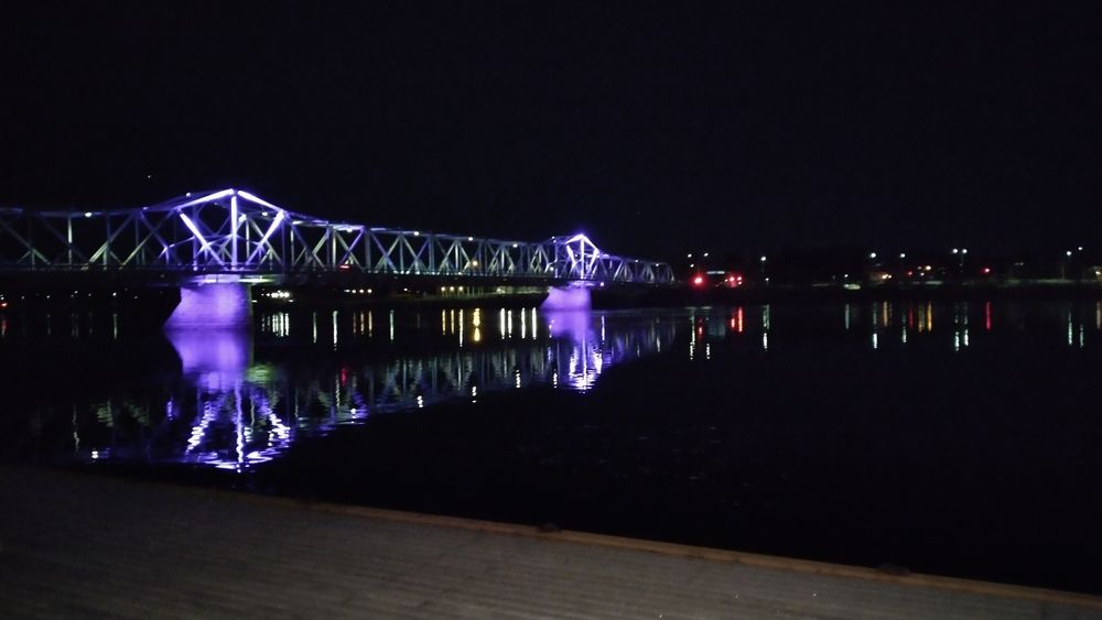 Tornion vanha silta. Valot päällä, kelta violetit. 