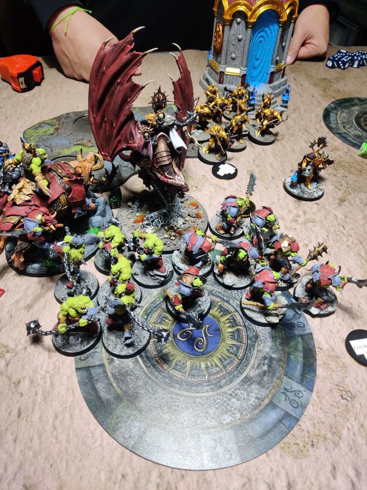 Ionus Cryptborn regretting his lifechoices being swarmed by a Tuskboss, Ragers and a fully buffed Unit of Brutes.