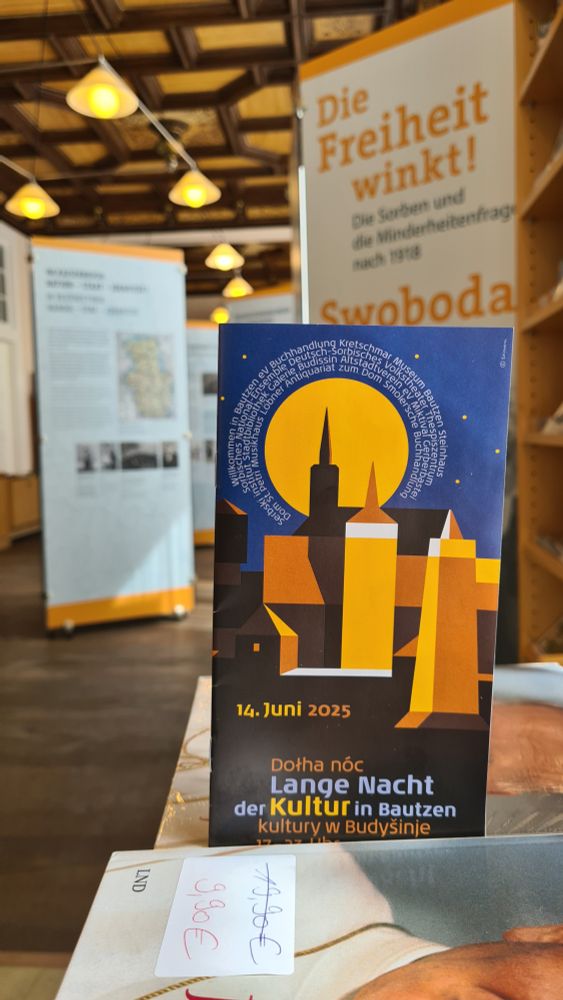 Wanderausstellung des Sorbischen Instituts "Die Freiheit winkt!" in der Smoler'schen Verlagsbuchhandlung aufgebaut © Sorbisches Institut / Johannes Jack (2025)