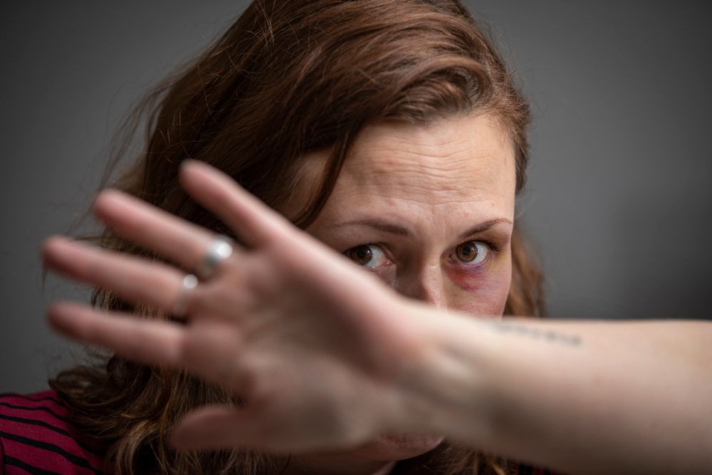 Huiselijk geweld, vrouw beschermt zichzelf. In scène gezet.